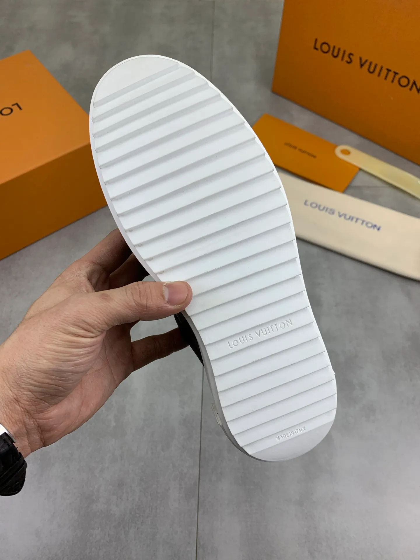Factory price P700 💶 Top version [LOUIS VUITTON] Couple 🧑‍🤝‍🧑 Craftsman style Counter series (original order) New style 🍀LV Louis Vuitton - top version LV classic high-top trendy shoes! Made of imported original craft calfskin, original breathable lining, and original wear-resistant, lightweight, high-end TPU outsole! High quality products! 3️⃣ colors available, code numbers: female 35-39, male 39-44 (female 40, male 45 46 customized)
